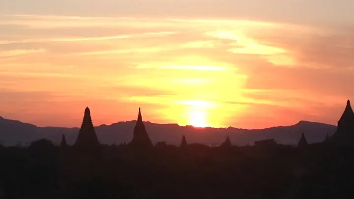 English: The sunset seen from Shwesandaw Pagoda in Bagan, Myanmar. Date 9 December 2014, 17:23:27 Source Own work Author Jacklee Camera location 21° 09′ 49.23″ N, 94° 51′ 58.11″ E Heading=76.098113207547° 